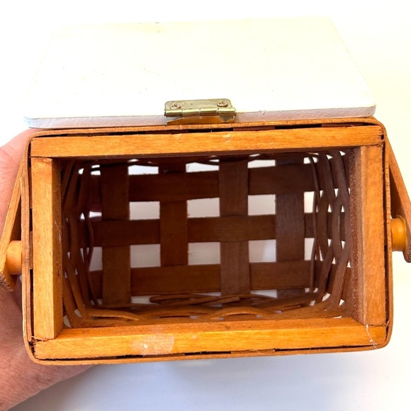 Red Cardinal Small Christmas Basket Lidded - Picture 8 of 15